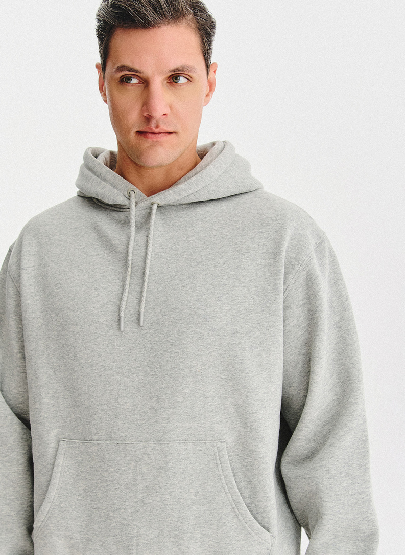 Pilkas treninginis bluzonas su gobtuvu