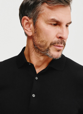 Juodos spalvos polo megztinis