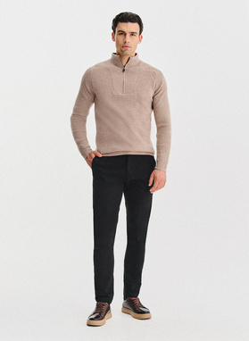 Smėlinis megztinis su prasegama stačia apykakle