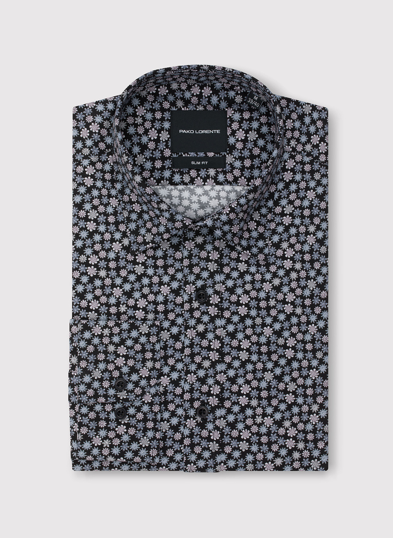 Juodi marškiniai smulkiu raštu