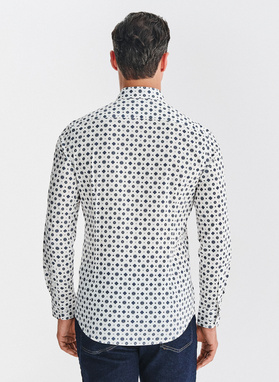 Balti marškiniai mėlynu geometriniu raštu