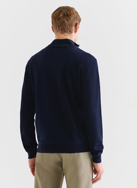 Tamsiai mėlynas megztinis su užtrauktuku sagstoma aukšta stačia apykakle