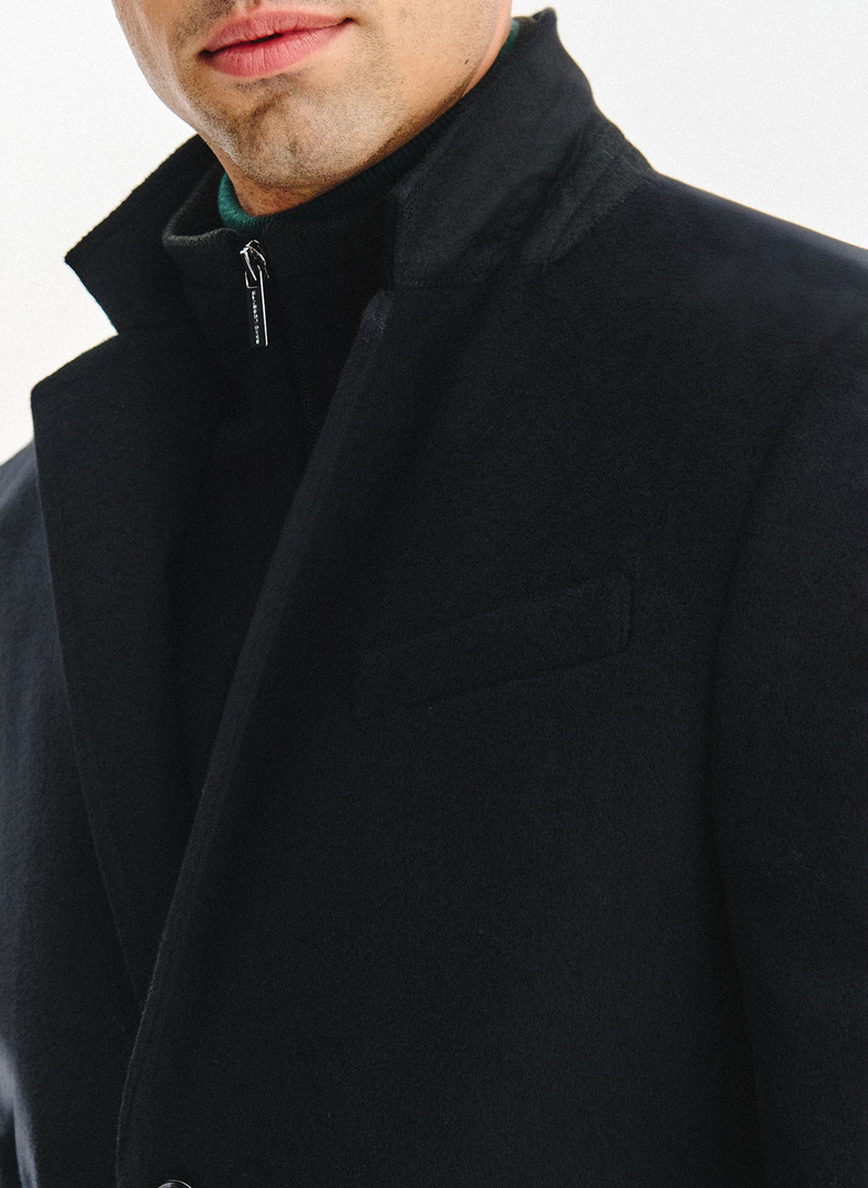 Juodas vyriškas lietpaltis su nusegama stačia apykakle