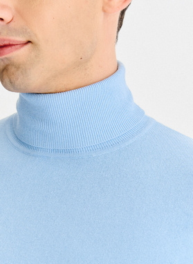 Šviesiai mėlynas vyriškas golfas be raštų