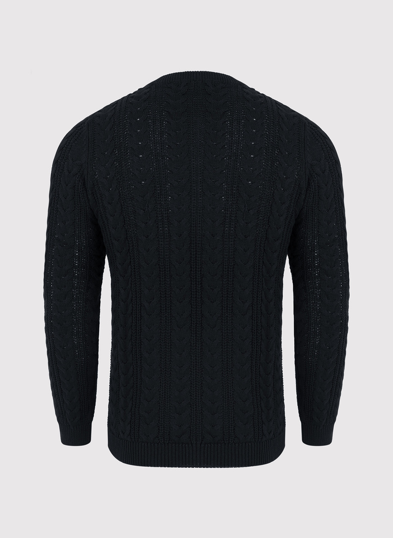 Juodas vyriškas megztinis pynutės raštu