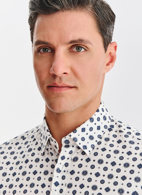 Balti marškiniai mėlynu geometriniu raštu