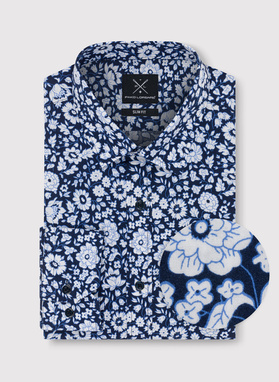 Tamsiai mėlyni marškiniai baltomis gėlėmis