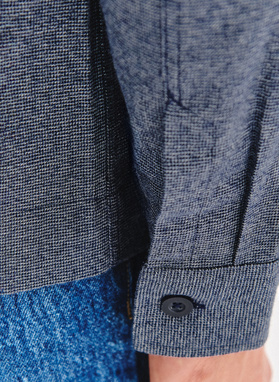 Tamsiai mėlyni viršutiniai marškiniai