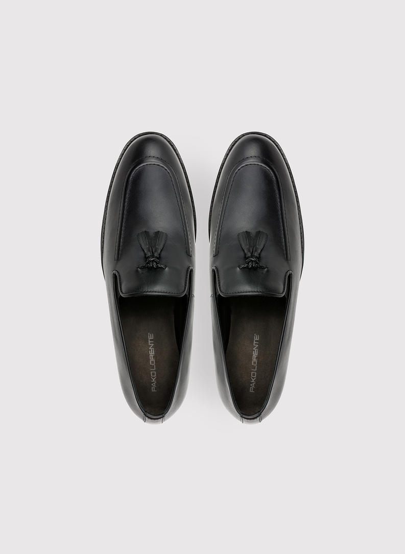 Juodi vyriški loaferai su kutais