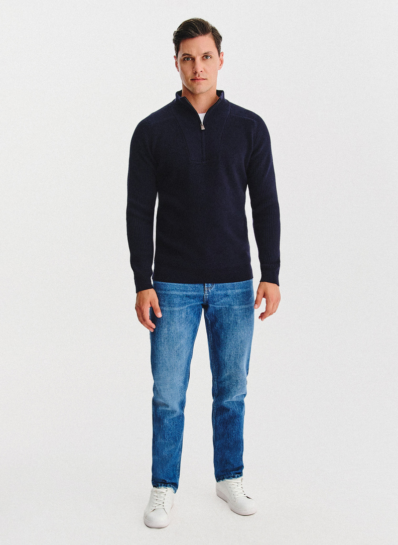 Tamsiai mėlynas megztinis su prasegama stačia apykakle