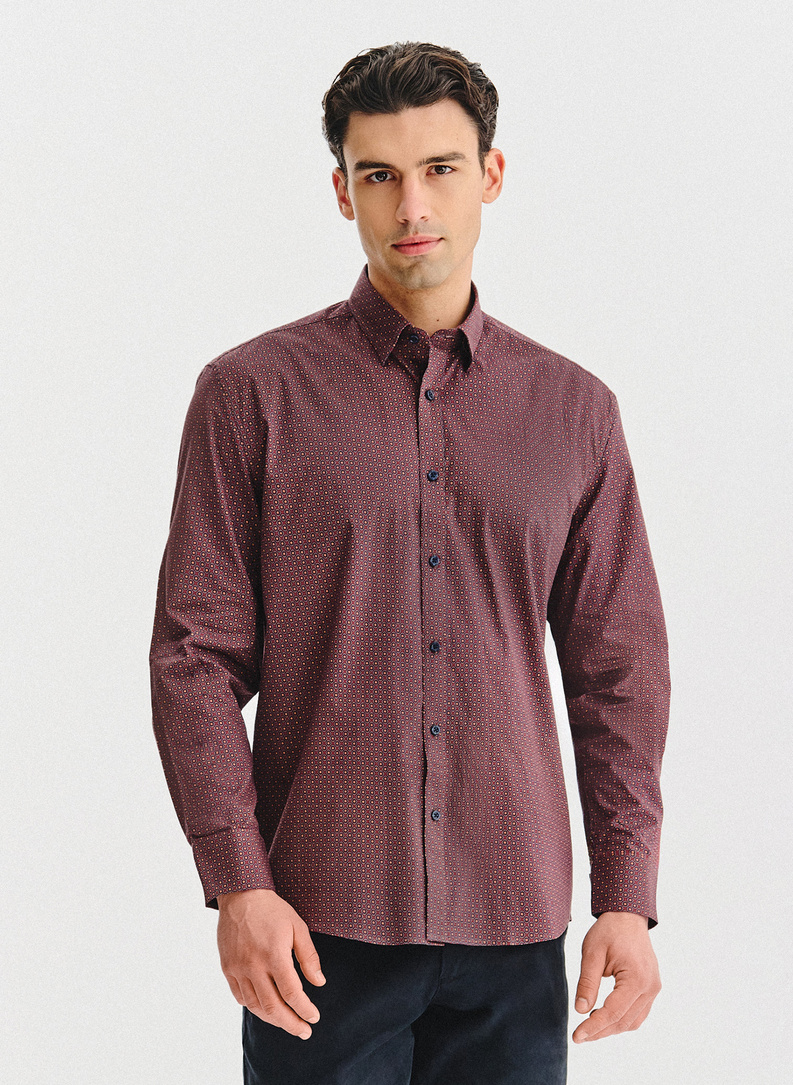 Tamsiai raudoni marškiniai geometriniu raštu