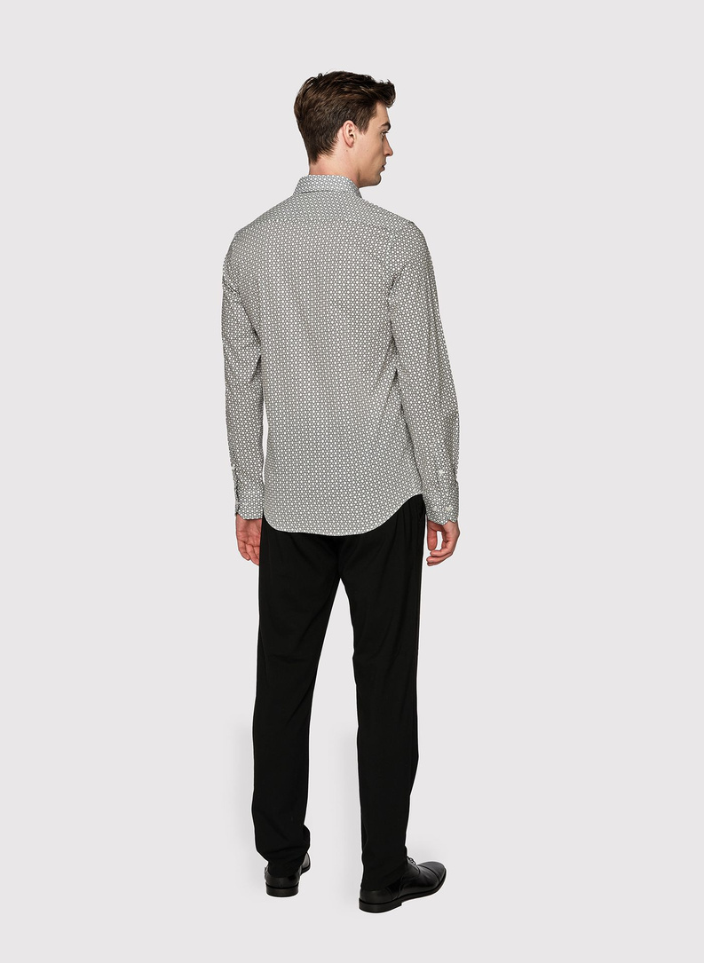 Balti vyriški marškiniai tamsiai mėlynu raštu