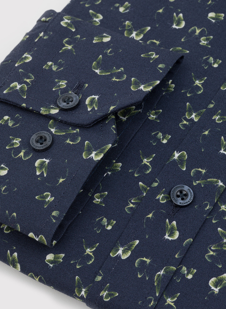 Tamsiai mėlyni vyriški marškiniai žaliais drugeliais