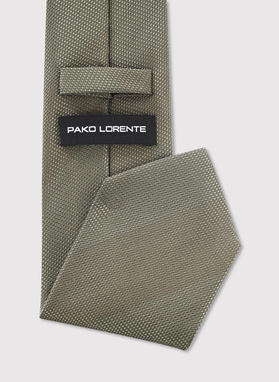 Žalias kaklaraištis juostomis