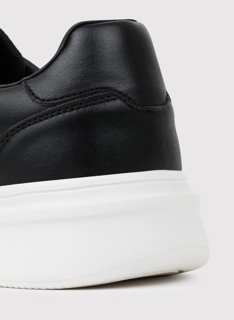 Juodi vyriški sportbačiai su PL logotipu