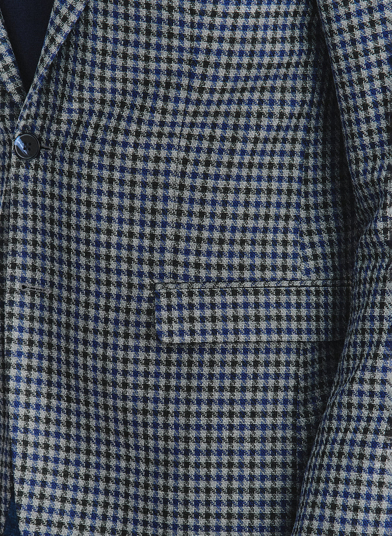 Tamsiai mėlynas švarkas smulkiais langeliais