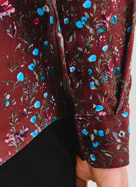 Tamsiai raudoni gėlėti marškiniai