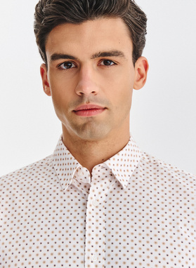 Balti marškiniai su gėlių raštu