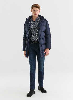 Tamsiai mėlyna ilga dygsniuota striukė