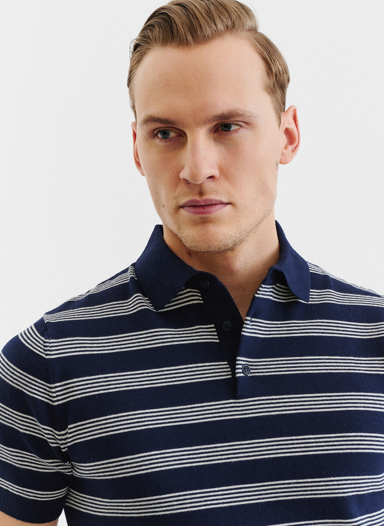 Tamsiai mėlyni dryžuoti polo marškinėliai