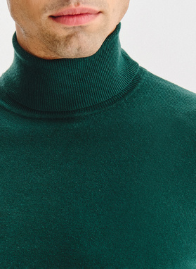 Tamsiai žalias vyriškas golfas be raštų