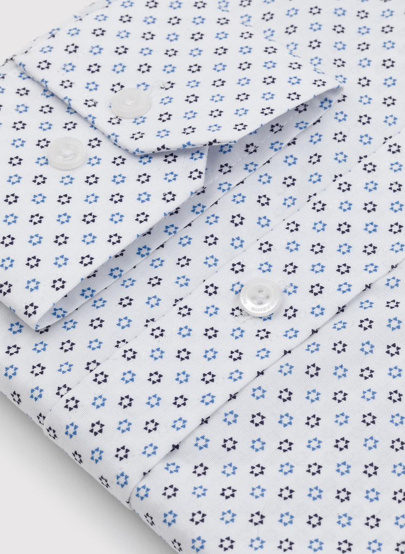 Balti marškiniai mėlynais trikampiais