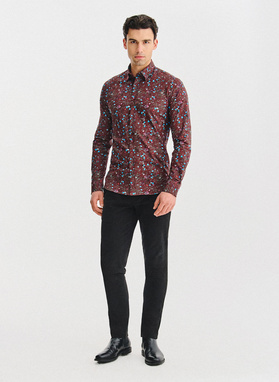 Tamsiai raudoni gėlėti marškiniai