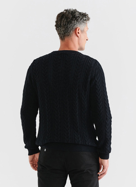 Juodas vyriškas megztinis pynutės raštu