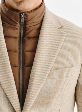 Smėlinis vyriškas švarkas su nusegama stačia apykakle