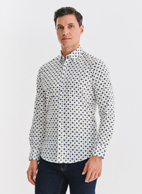 Balti marškiniai mėlynu geometriniu raštu