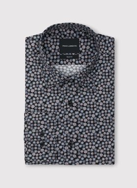 Juodi marškiniai smulkiu raštu