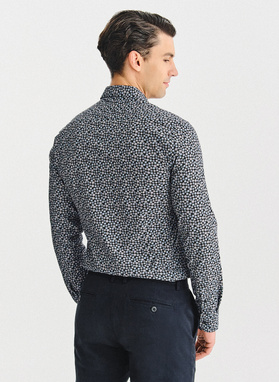 Juodi marškiniai smulkiu raštu