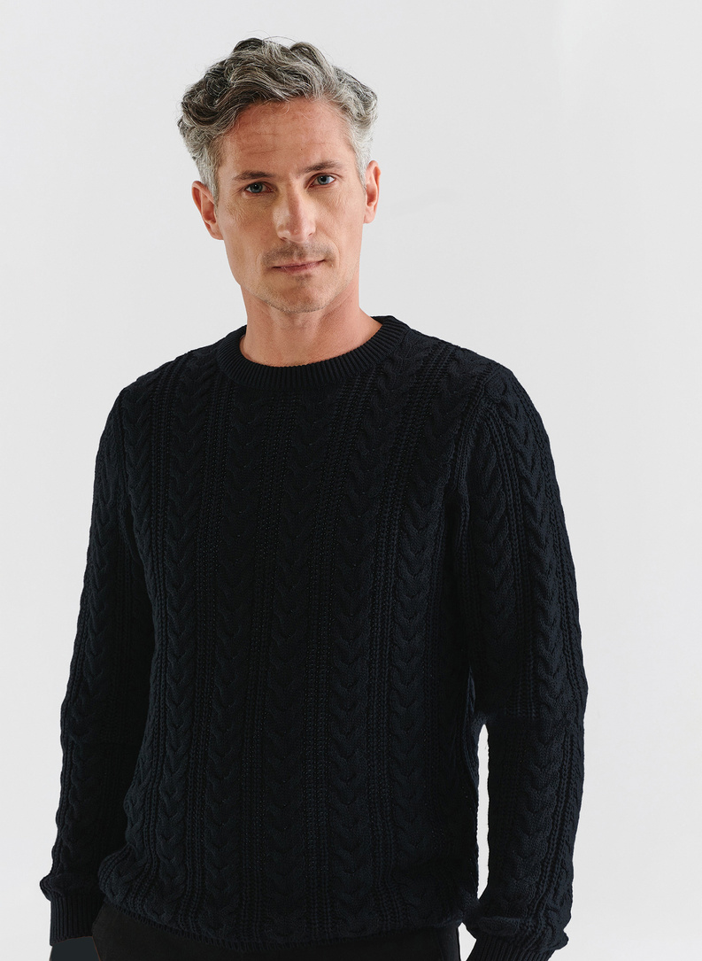 Juodas vyriškas megztinis pynutės raštu