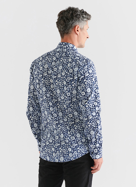 Tamsiai mėlyni marškiniai baltomis gėlėmis