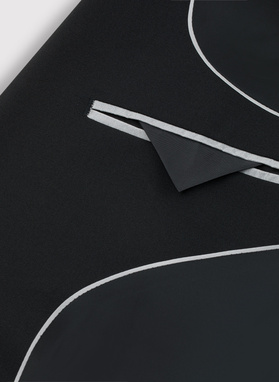 Paprastas vyriškas juodos spalvos kostiumas