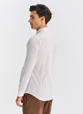 Balti marškiniai su gėlių raštu