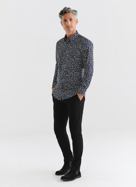 Tamsiai mėlyni vyriški marškiniai gėlytėmis