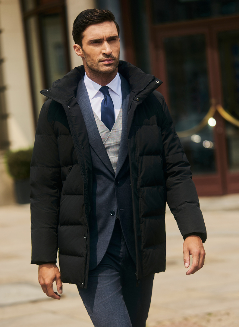 Juoda pūkinė vyriška striukė