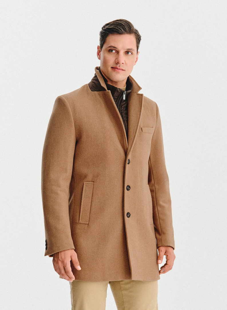 Smėlinis vyriškas lietpaltis su nusegama apykakle