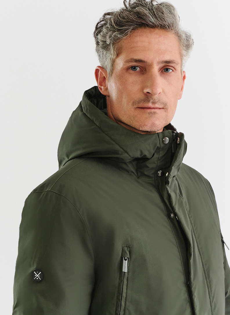 Žalia vyriška striukė, pripildyta natūralių pūkų