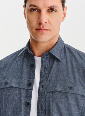 Tamsiai mėlyni viršutiniai marškiniai