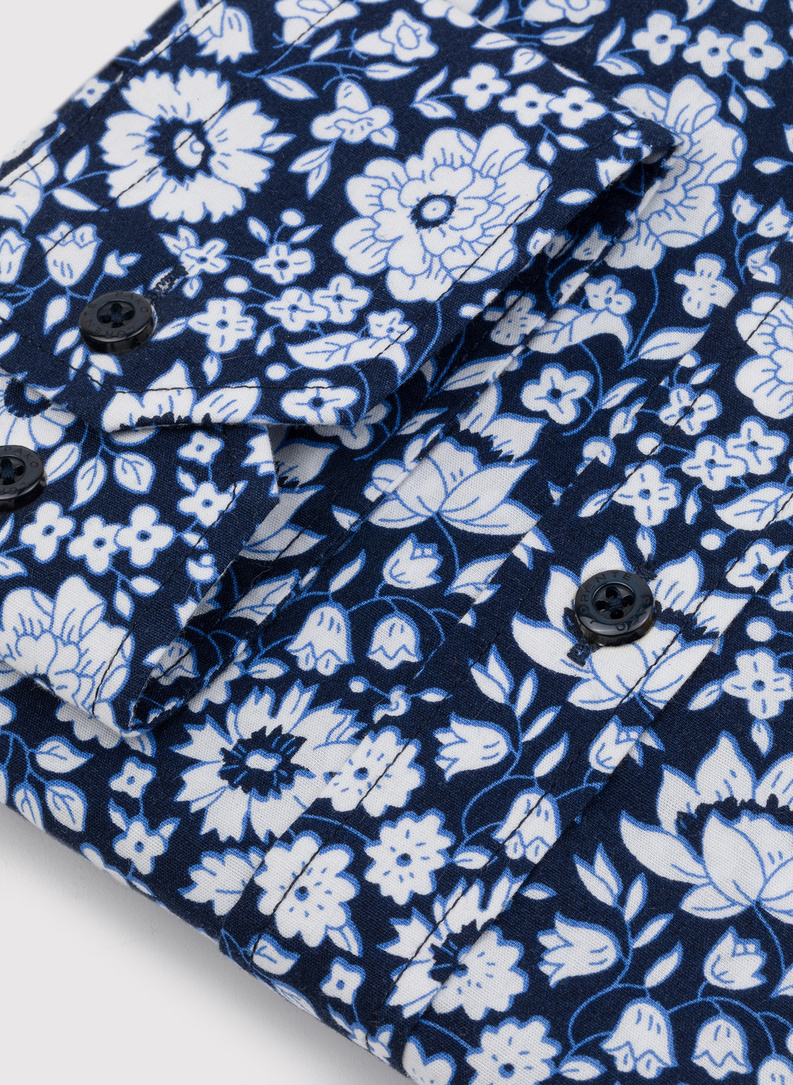 Tamsiai mėlyni marškiniai baltomis gėlėmis