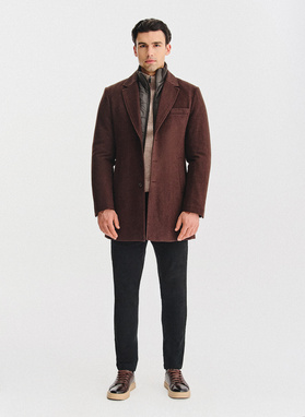 Rudas vyriškas lietpaltis su nusegama apykakle