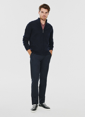 Tamsiai mėlynos spalvos sagstomas vyriškas megztinis