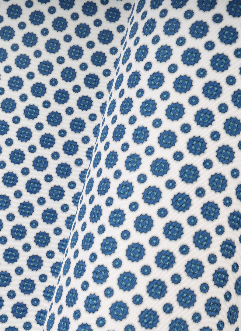 Balta kišeninė nosinaitė mikroraštu