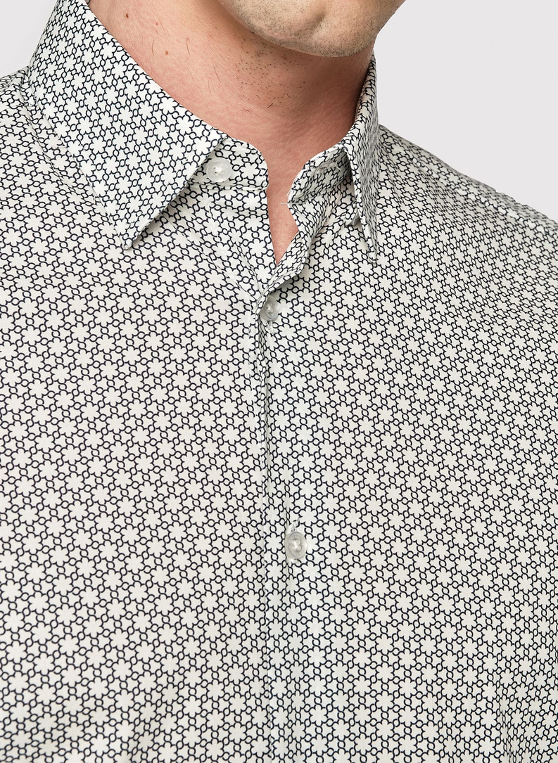 Balti vyriški marškiniai tamsiai mėlynu raštu