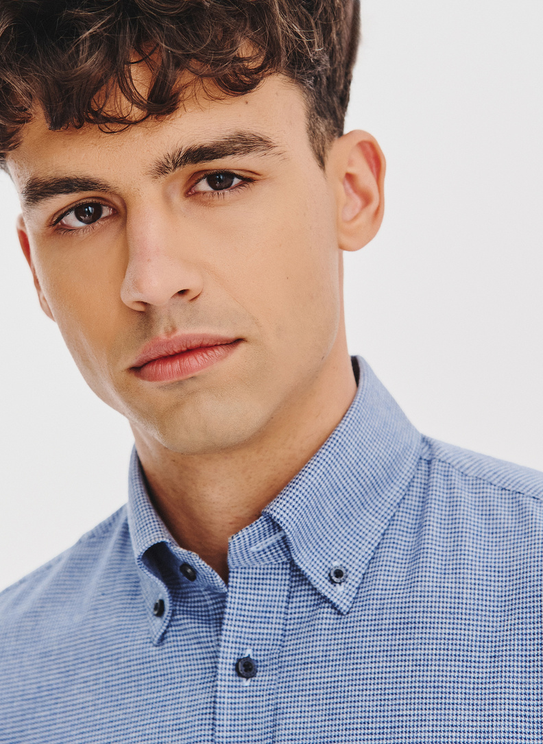 Tamsiai mėlyni marškiniai skalikų dantų raštu