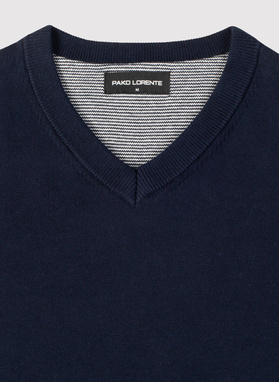 Tamsiai mėlynas medvilninis megztinis su V apykakle