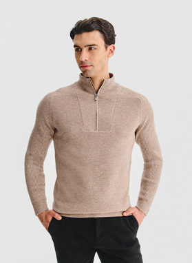 Smėlinis megztinis su prasegama stačia apykakle