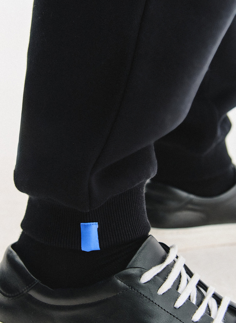 Juodos spalvos treninginės kelnės